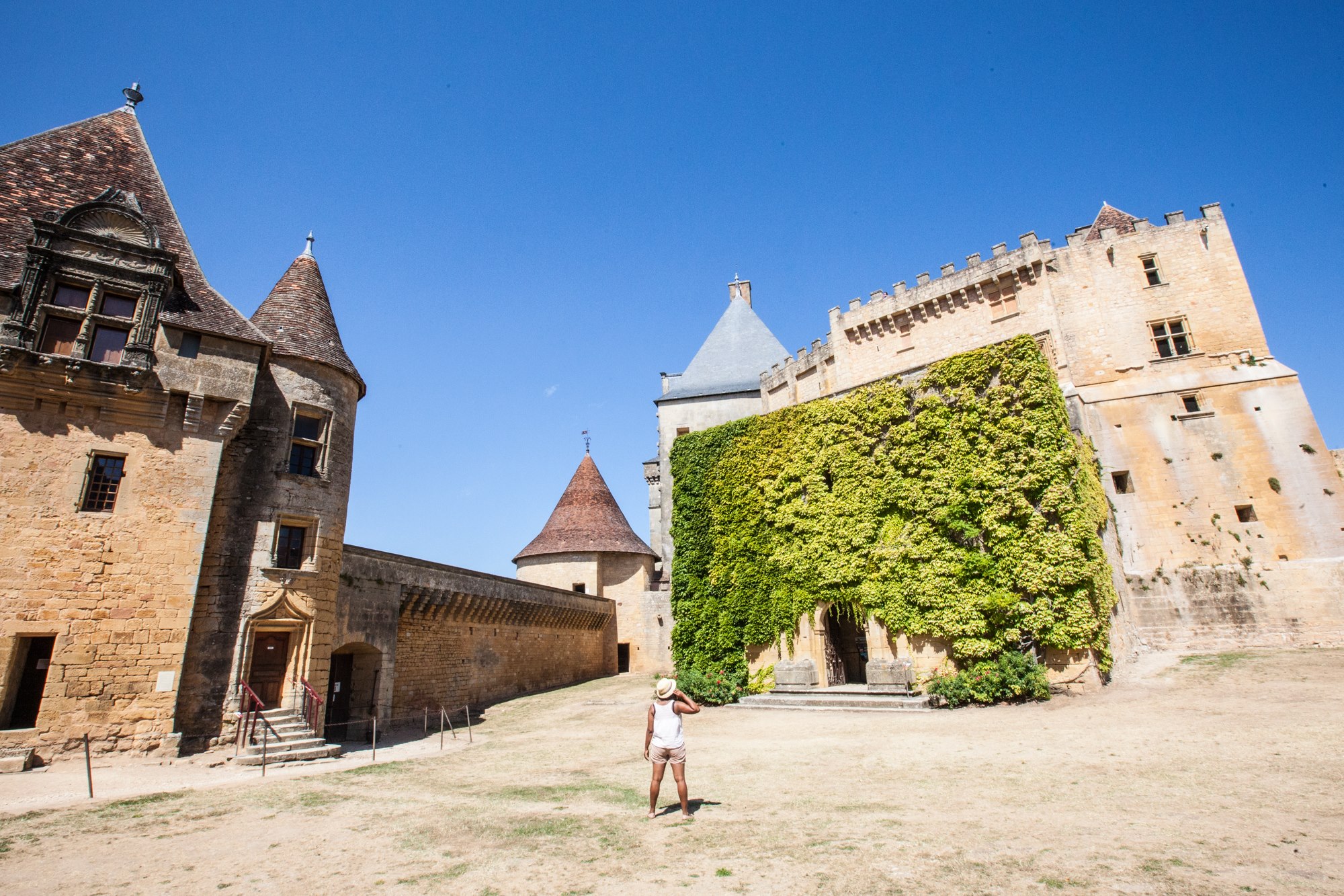 chateau de biron cour intérieure