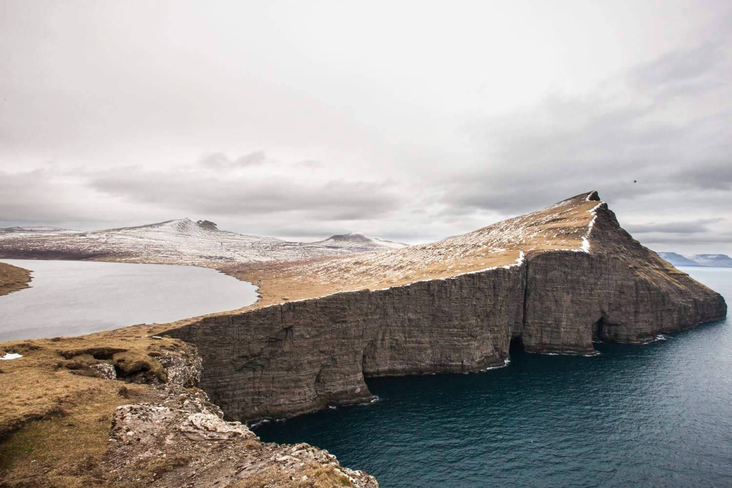 visiter les Îles Féroé lac Sørvágsvatn falaise