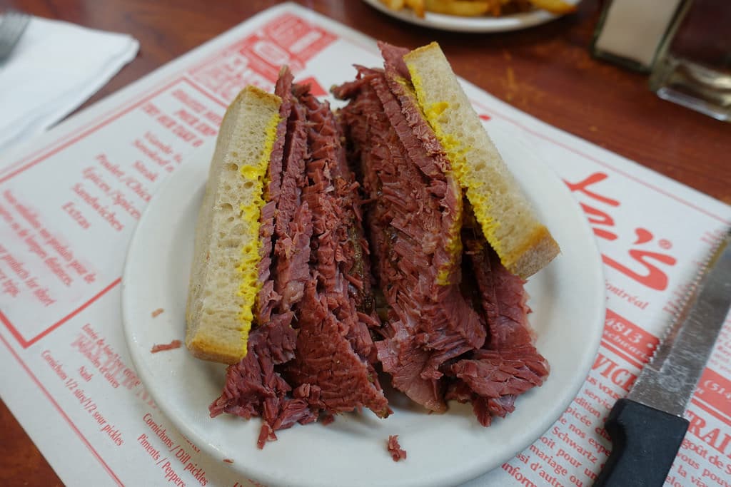 sandwich smoked meat Montréal